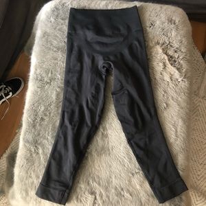 Lululemon seamless crop size 6